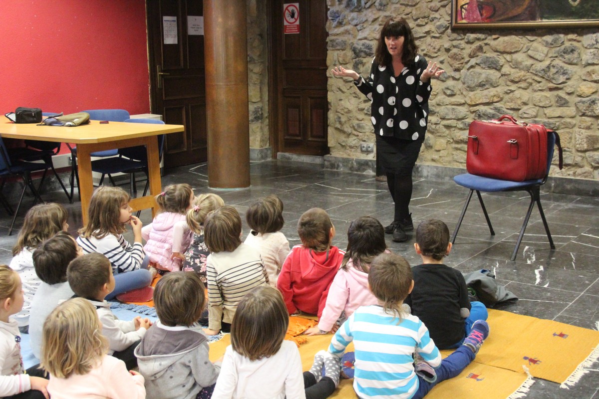 Ipuin kontaketa Manuel Lekuona Udal Bibliotekan